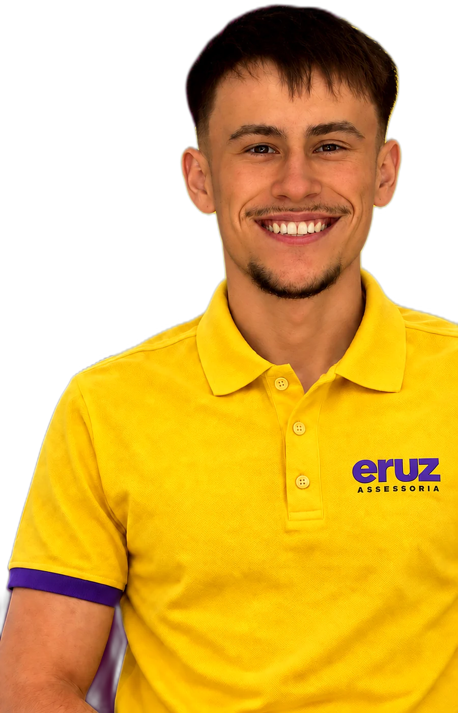 Breno, sócio da Eruz Assessoria, sorrindo, de camisa polo amarela da Eruz