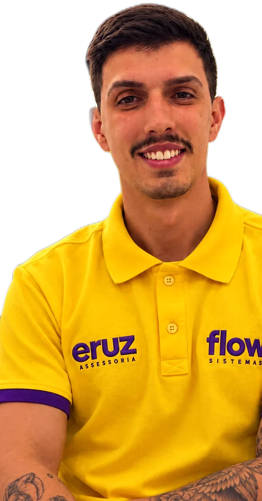 Erick, fundador da Eruz Assessoria, sorrindo, de camisa polo amarela da Eruz